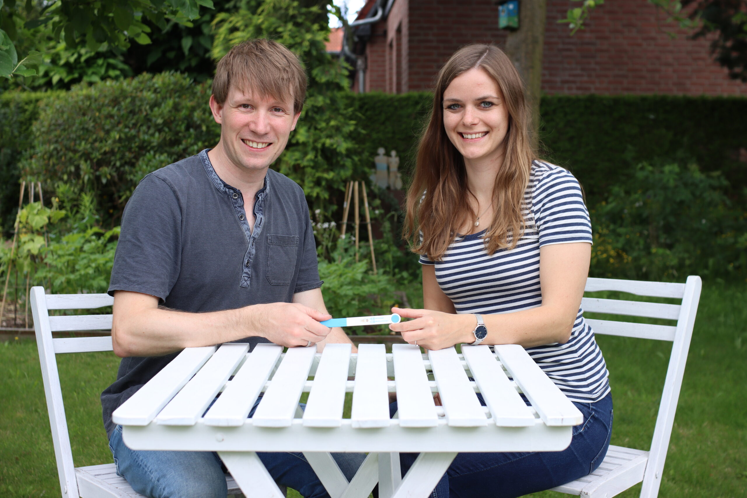 Ein glückliches Paar verkündet voller Freude die Schwangerschaft und hält den positiven Test in den Händen. Dieses emotionale Ereignis wird mit einer liebevollen Baby-Party gefeiert, bei der Freunde und Familie mit persönlichen Nachrichten überraschen. Der Baby-Party-Podcast von Mitten ins Herz bewahrt diese besonderen Glücksmomente – Stimmen, Erinnerungen und emotionale Botschaften als einzigartiges Geschenk für werdende Eltern.