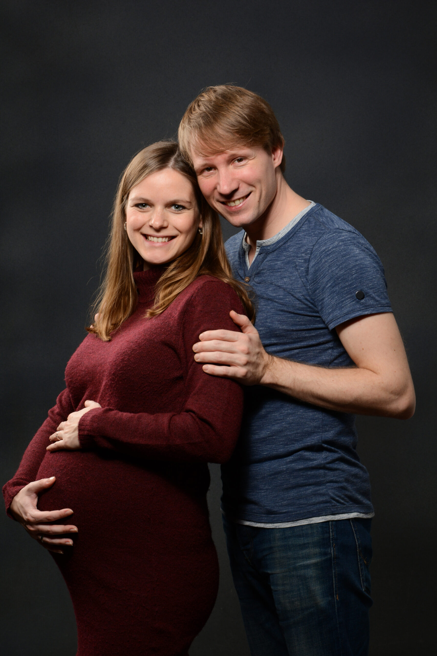 Ein strahlendes Elternpaar in freudiger Erwartung – beschenkt mit einem einzigartigen Highlight zur Baby-Party. Familie und Freunde haben ihre Glückwünsche, Erinnerungen und liebevollen Worte in einem personalisierten Podcast von Mitten ins Herz verewigt. Während der Feier wurde das emotionale Audio-Geschenk gemeinsam angehört und sorgte für Lacher, Freudentränen und unvergessliche Momente. Eine wunderschöne Erinnerung, die für immer bleibt.