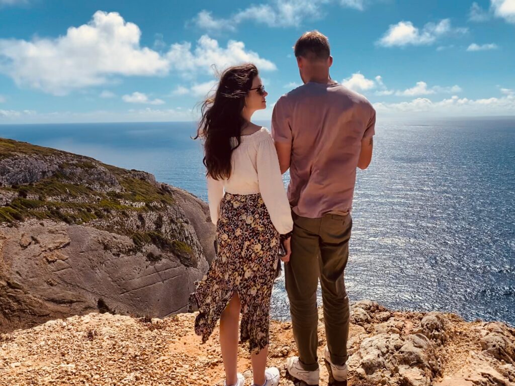 Ein verliebtes Paar genießt den atemberaubenden Blick auf das Meer – ein Moment voller Liebe und Verbundenheit. Der Flitterwochen-Podcast macht diese magischen Erinnerungen unvergesslich: persönliche Liebesgeschichten, emotionale Worte und einzigartige Überraschungen für den Partner. Ein exklusives Hochzeitsgeschenk für Paare, die ihre Liebe für die Ewigkeit festhalten möchten. Perfekt für romantische Flitterwochen oder den ersten Jahrestag.