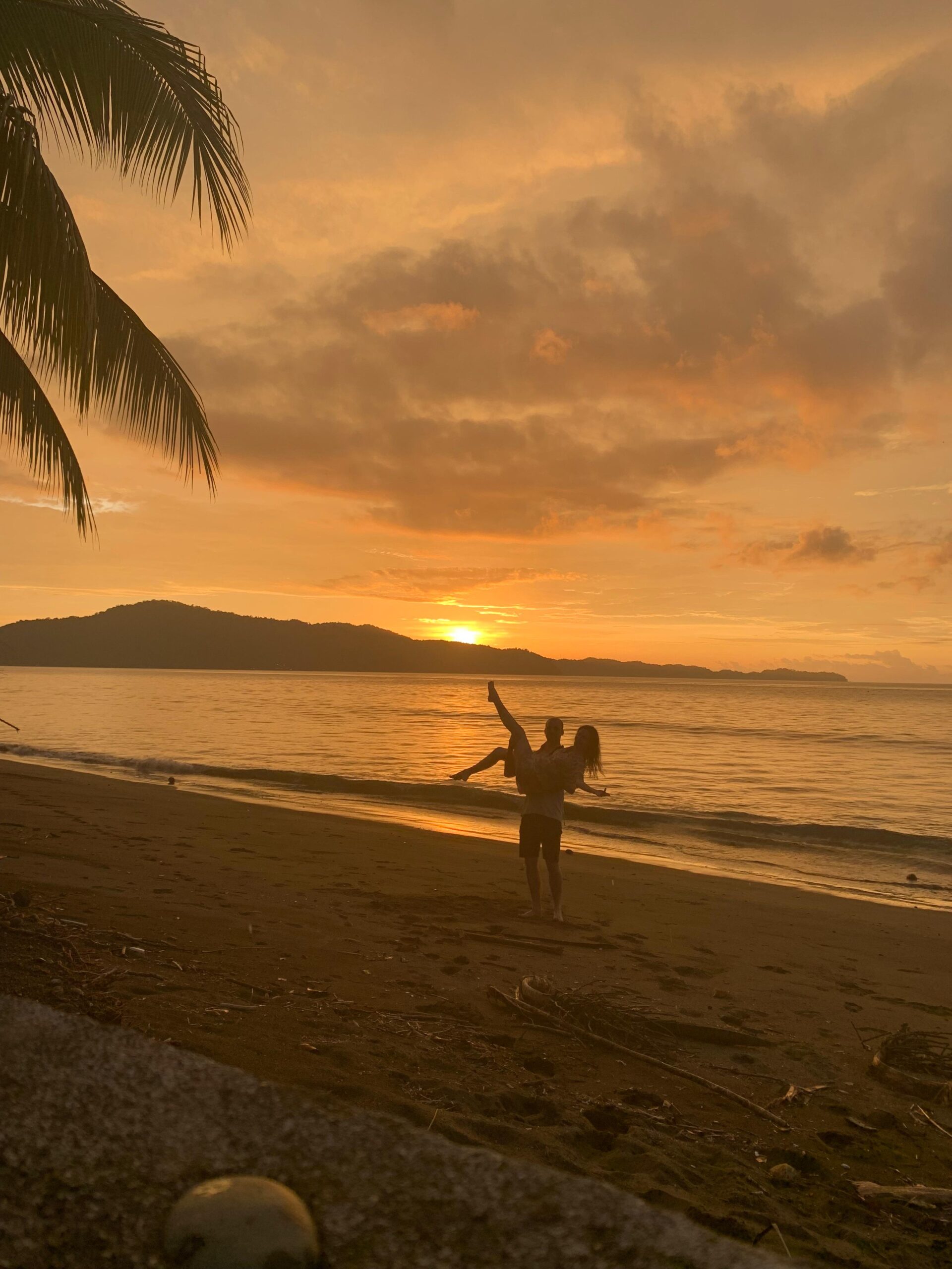 Romantischer Sonnenuntergang am Strand – das perfekte Symbol für Liebe und den Start in die Ehe. Der Flitterwochen-Podcast hält eure schönsten Erinnerungen fest: persönliche Liebesbotschaften, emotionale Momente und eure einzigartige Liebesgeschichte. Ein unvergessliches Hochzeitsgeschenk für Paare, die ihre Liebe für immer bewahren möchten. Ideal für frisch Verheiratete, die ihre ersten Ehejahre besonders gestalten wollen.