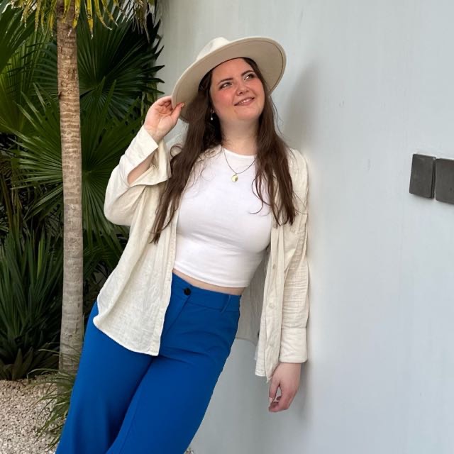 Christina, Brautschwester, schwärmt von dem Geschenk, das sie ihrer Schwester und ihrem Mann zum 5. Hochzeitstag geschenkt hat: Mitten ins Herz hat die Magie der Hochzeit noch einmal aufleben lassen. Der Hochzeits-Podcast und das personalisierte Hochzeitsmagazin haben das Brautpaar tief berührt und die schönsten Erinnerungen zurückgebracht. Ein einzigartiges, emotionales Geschenk für unvergessliche Momente!“