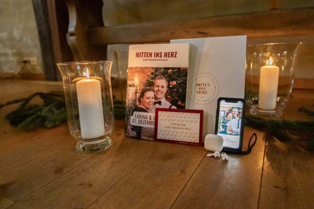 Du bist auf der Suche nach einem perfekten Hochzeitsgeschenk? Der personalisierte Hochzeitspodcast von Mitten ins Herz vereint emotionale Sprachnachrichten von Familie und Freunden mit einem individuellen Hochzeitsmagazin. Perfekt für Trauzeugen, Geschwister und Freunde, die eine unvergessliche Erinnerung zur Hochzeit schenken möchten. Egal ob Du alleine schenken möchtest oder gemeinsam mit der Familie oder in der Freundesgruppe - Mitten ins Herz ist für jeden.
Persönliche Botschaften für die Ewigkeit – das besondere Hochzeitsgeschenk mit Herz.