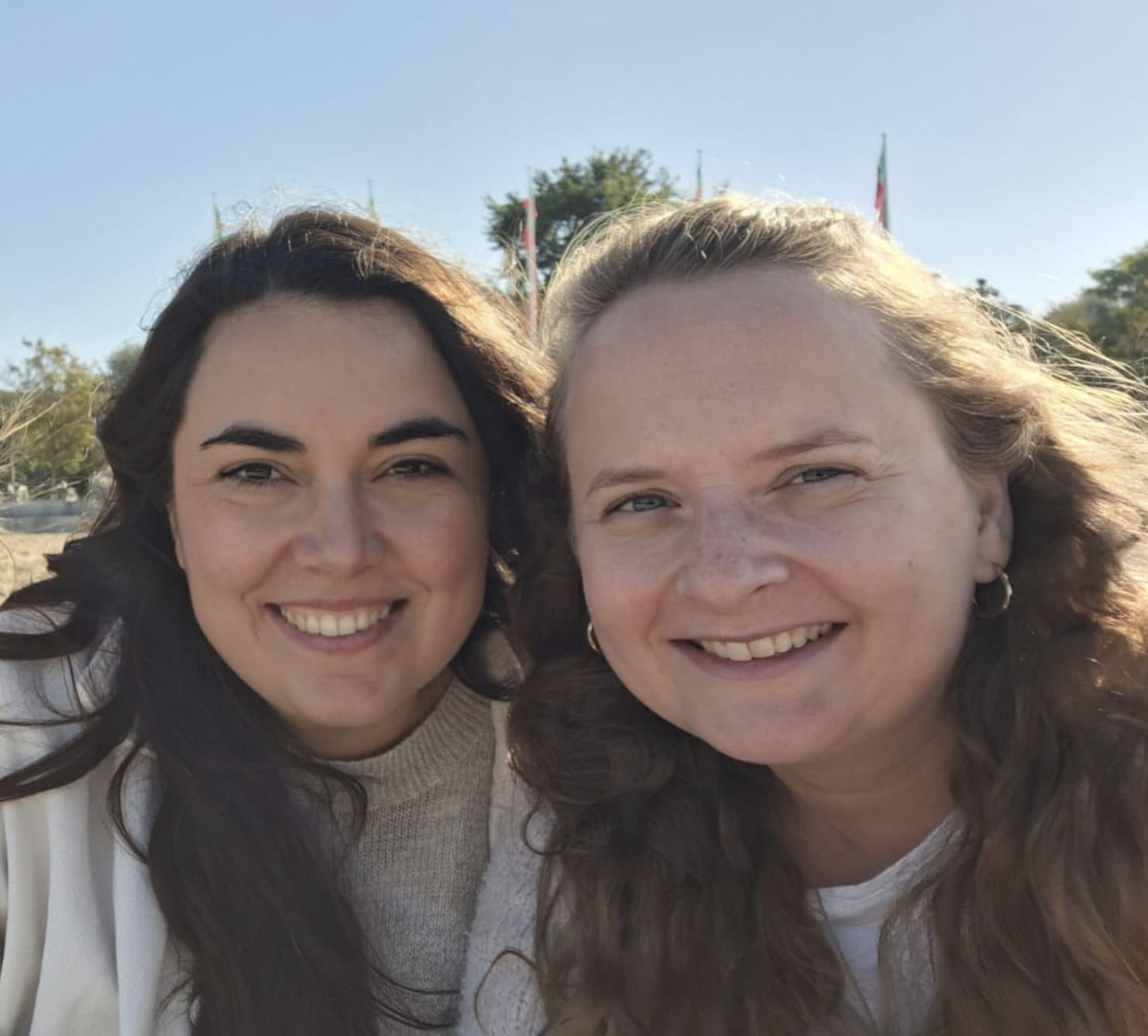 Glückliche Kundinnen von Mitten ins Herz: Anna & Linda haben sich mit ihren Freundinnen zusammengeschlossen, um ein einzigartigen JGA-Podcast zu verschenken. Ihre persönlichen Sprachnachrichten haben die werdende Braut tief berührt und für emotionale Erinnerungen gesorgt, die ein Leben lang bleiben. Erfahre mehr über ihre Erfahrung mit Mitten ins Herz und warum dieses Geschenk perfekt für JGA und andere besondere Anlässe ist.