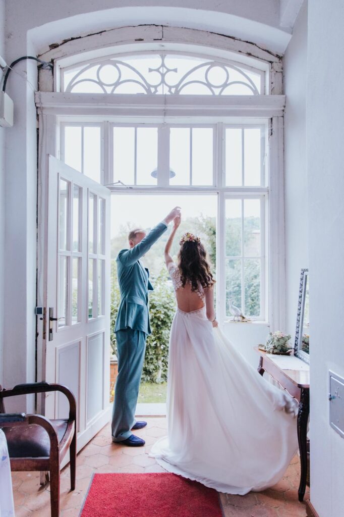 Anne und Flo – ein verliebtes Brautpaar an ihrem Hochzeitstag. Sie haben Mitten ins Herz als persönliches Hochzeitsgeschenk erhalten – eine einzigartige Erinnerung mit emotionalen Sprachnachrichten und liebevollen Botschaften. Das perfekte Geschenk zur Hochzeit, das die schönsten Momente für die Ewigkeit bewahrt.