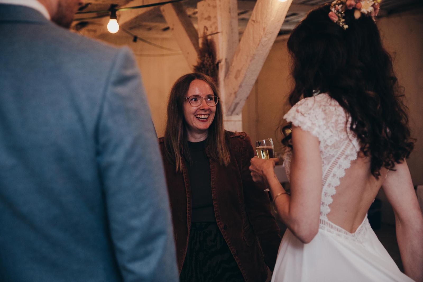 Liza Kummrow von Mitten ins Herz im Gespräch mit einem Hochzeitspaar, für das sie einen emotionalen Hochzeitspodcast umgesetzt hat.