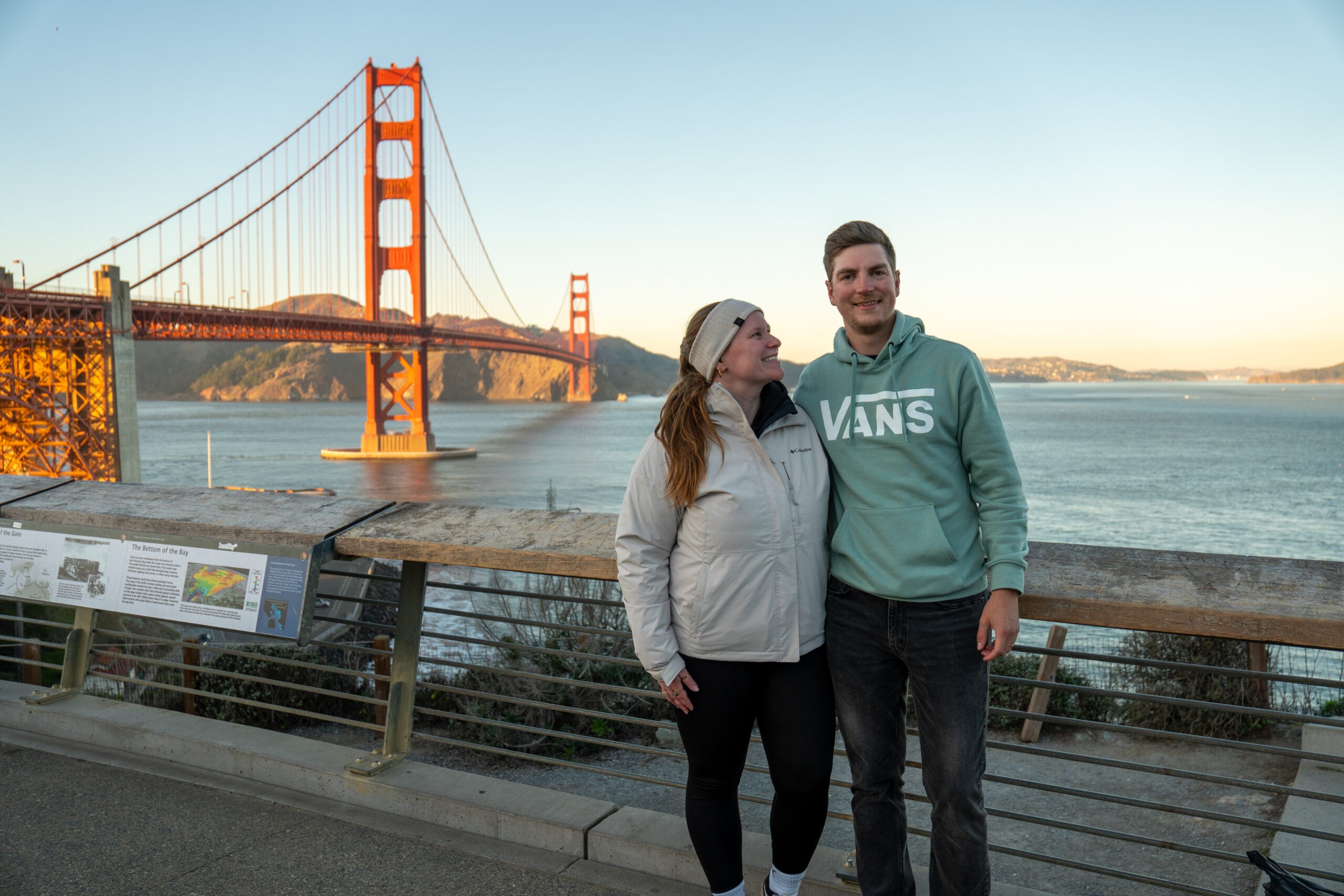 Ein strahlendes Paar vor der Golden Gate Bridge in San Francisco – ein Meilenstein auf ihrer Weltreise. Mit dem Mitten ins Herz Podcast haben sie nicht nur Fotos und Videos als Erinnerung, sondern auch die Stimmen ihrer Familie und Freunde immer dabei. Ein einzigartiges Geschenk für Weltenbummler, die unterwegs nicht auf die Nähe ihrer Liebsten verzichten wollen. Ob zum Abschied vor der großen Reise oder als Überraschung für unterwegs – diese Botschaften sind für die Ewigkeit.