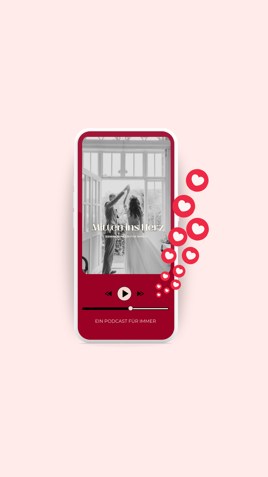 Smartphone-Mockup mit einer Hochzeitsfotografie als Podcast-Cover. Der Hochzeits-Podcast „Mitten ins Herz“ hält die Stimmen und Erinnerungen der Liebsten für immer fest. Perfektes Geschenk für Brautpaare, um emotionale Botschaften als Podcast zu verewigen.